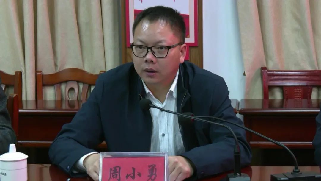 周小勇强调:要全力推进基础设施建设,想方设法加快推进梅岭旅游公路等