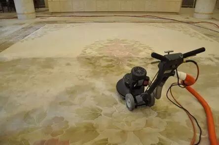 地毯清洗作業(yè)圖