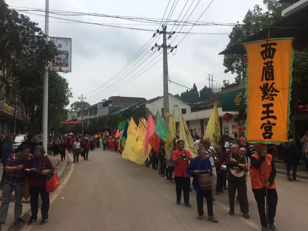 昨日遂宁西眉镇街头人山人海,皆因"黑神菩萨"驾到!