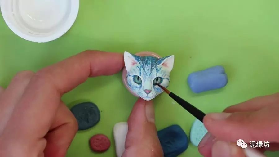 ▼塑造蓝猫头部雏形,绿色软陶泥作为眼球.