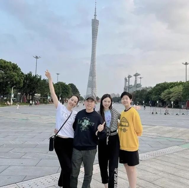 甄子丹端午节携子女回台山祭祖,全家虔诚鞠躬,告诫子女莫忘根源