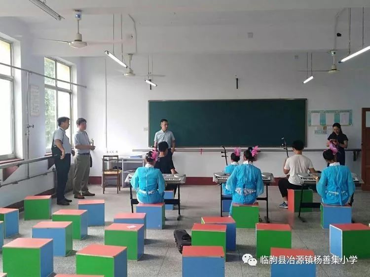 器乐合奏《彩云追月》让我们仿佛置身于月亮在白莲花般的云朵里穿行