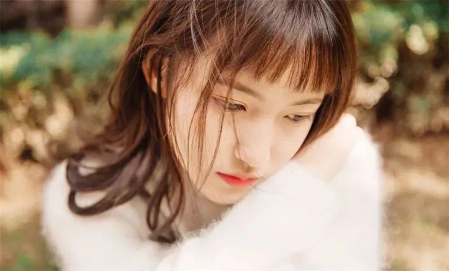 自从那天在客厅争执过后,盛落妍就被陆子霆囚禁在陆家,进出不得。 整整半个月,她都没在见到陆子霆和白心月。 整个宽大的陆家就只有一些佣人,保镖和白心月的孩子圆圆。 她本以为自己会很讨厌这个白心月的孩子,结果却发现和他相处的很好,毕竟,小孩子都是无辜的。 妍阿姨,你是不是也喜欢我爸爸? 盛落妍和圆圆正在拼积木,孩子却突然抬起头,那双晶亮的大眼水汪汪地看着她。 看着孩子天真的眼神,脑中浮现男人伟岸的身影,这五年黑暗人生所受的辛酸苦难涌上心头,她咬紧牙关,摇头。 不喜