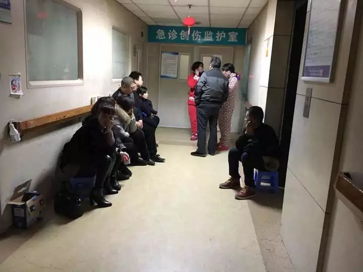 凌晨1时:在医院重症监护室门口,家属在焦急等待结果.
