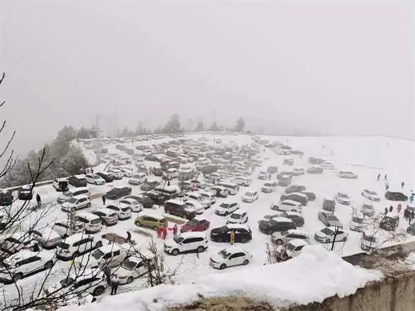 该地突降暴雪!2000名游客滞留!