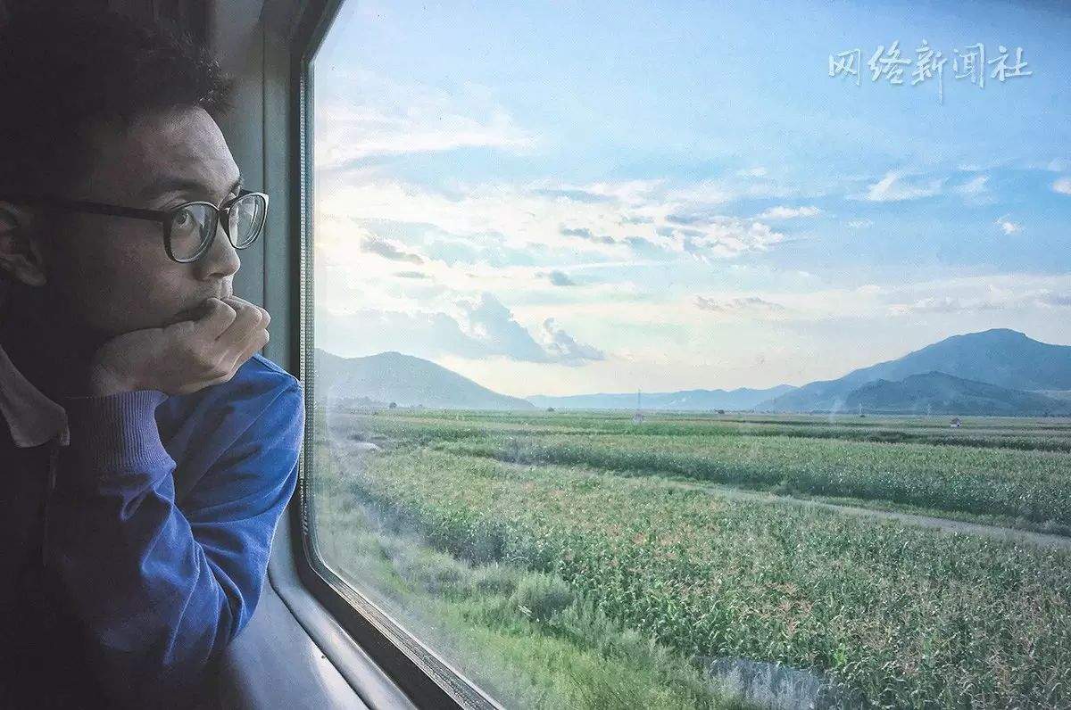 沈阳到阿尔山的火车上,同行的朋友望着窗外风景发呆