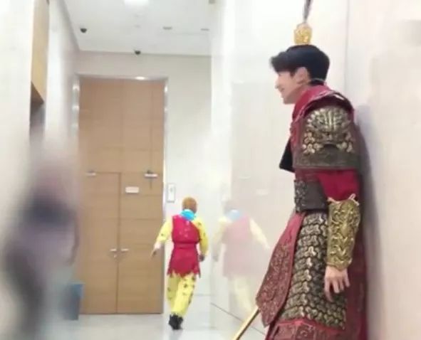 王源扮美猴王耍金箍棒威风凛凛一转身看到六小龄童吓得瘫倒在墙上