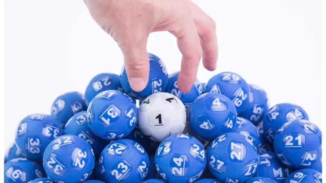 第一桶从40个白球中选出6个,再从20个红球中选出1个强力球(powerball)