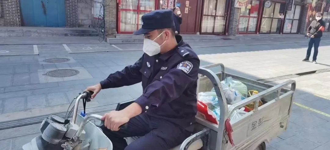 疫情当前警察不退抗疫民警倾心为民办实事情暖疫线解民忧