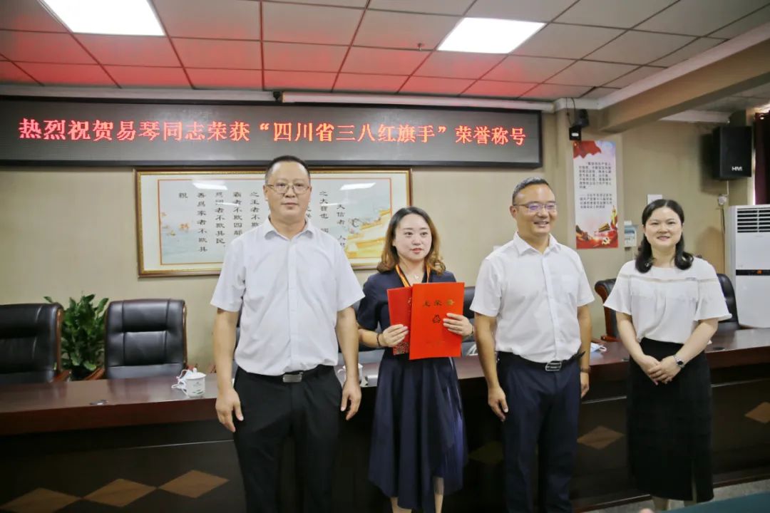 8月28日,县委常委,总工会主席宇震率县妇联主席邓小辉莅临我院,为我院