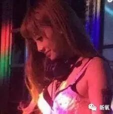 李易峰居然亲自给一个整形换头的非主流女DJ下厨做饭?