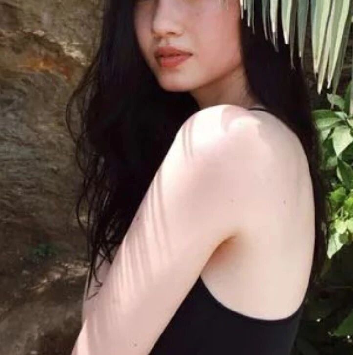 超宽眼距、秃顶、满脸bug的她是怎么做到美得撩人心怀？