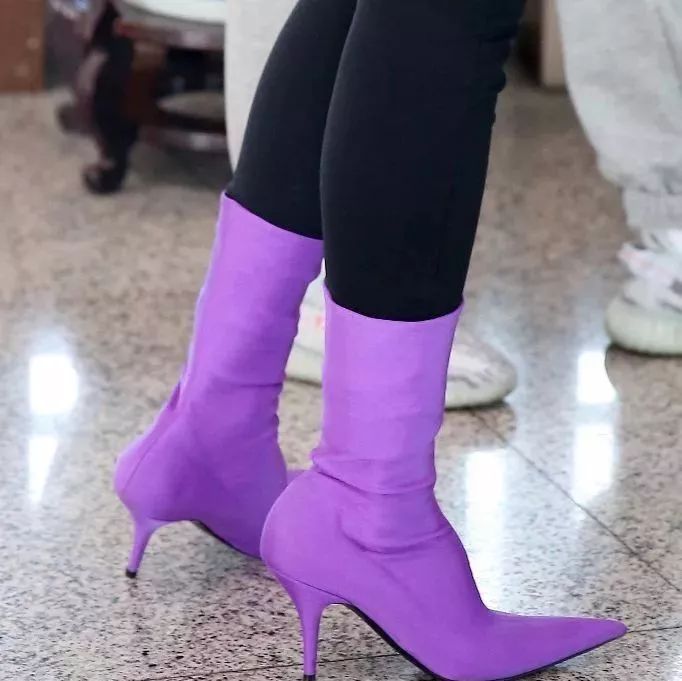 谭维维现机场,脚上的紫色靴要1万多块,网友:白给我都不要!