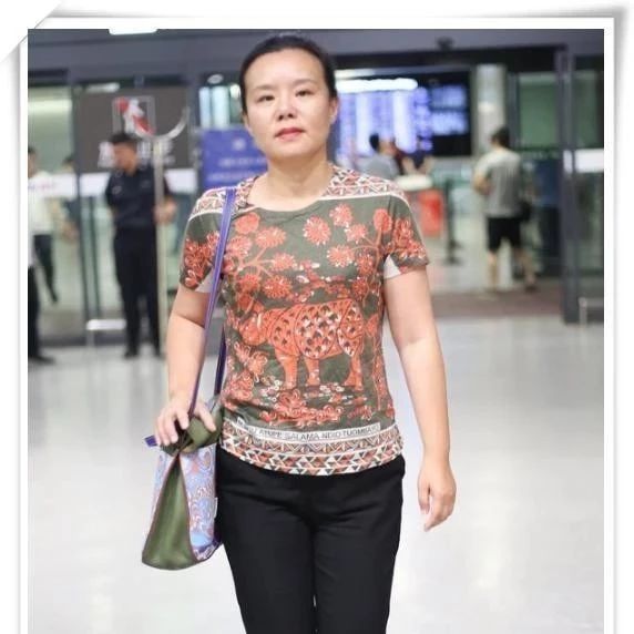 龚琳娜素颜现身,撞脸刘诗诗,网友:这才是42岁最美的样子!