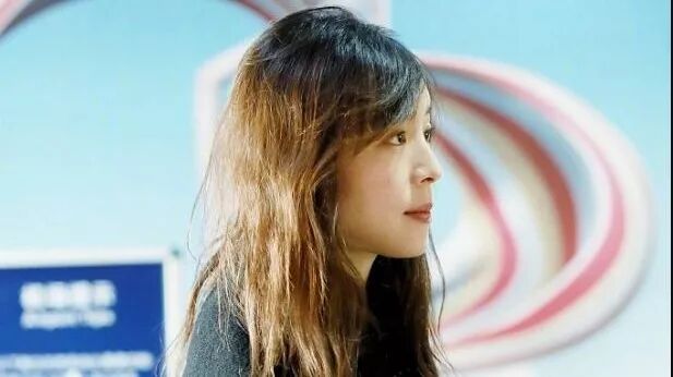 张静初现机场,37岁嫩似17岁高中生,网友:没有大红可惜了!