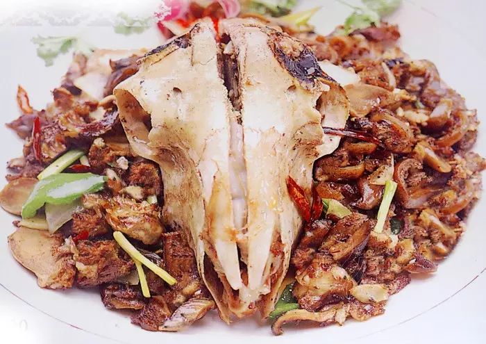 身上的任何一个部位,都是一道精华菜,譬如这道风靡各大饭店的爆炒羊头