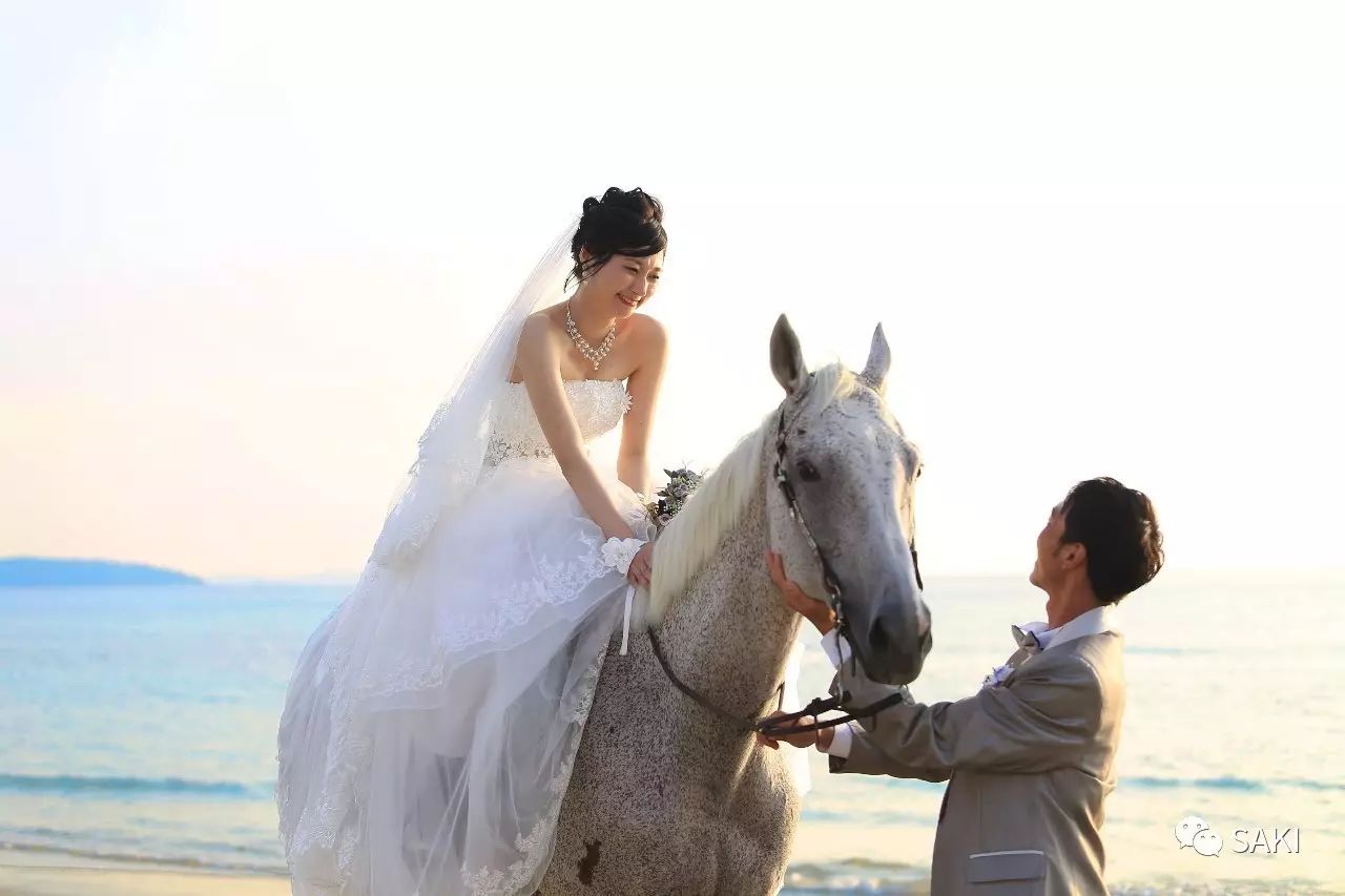 在海边骑马拍婚纱照