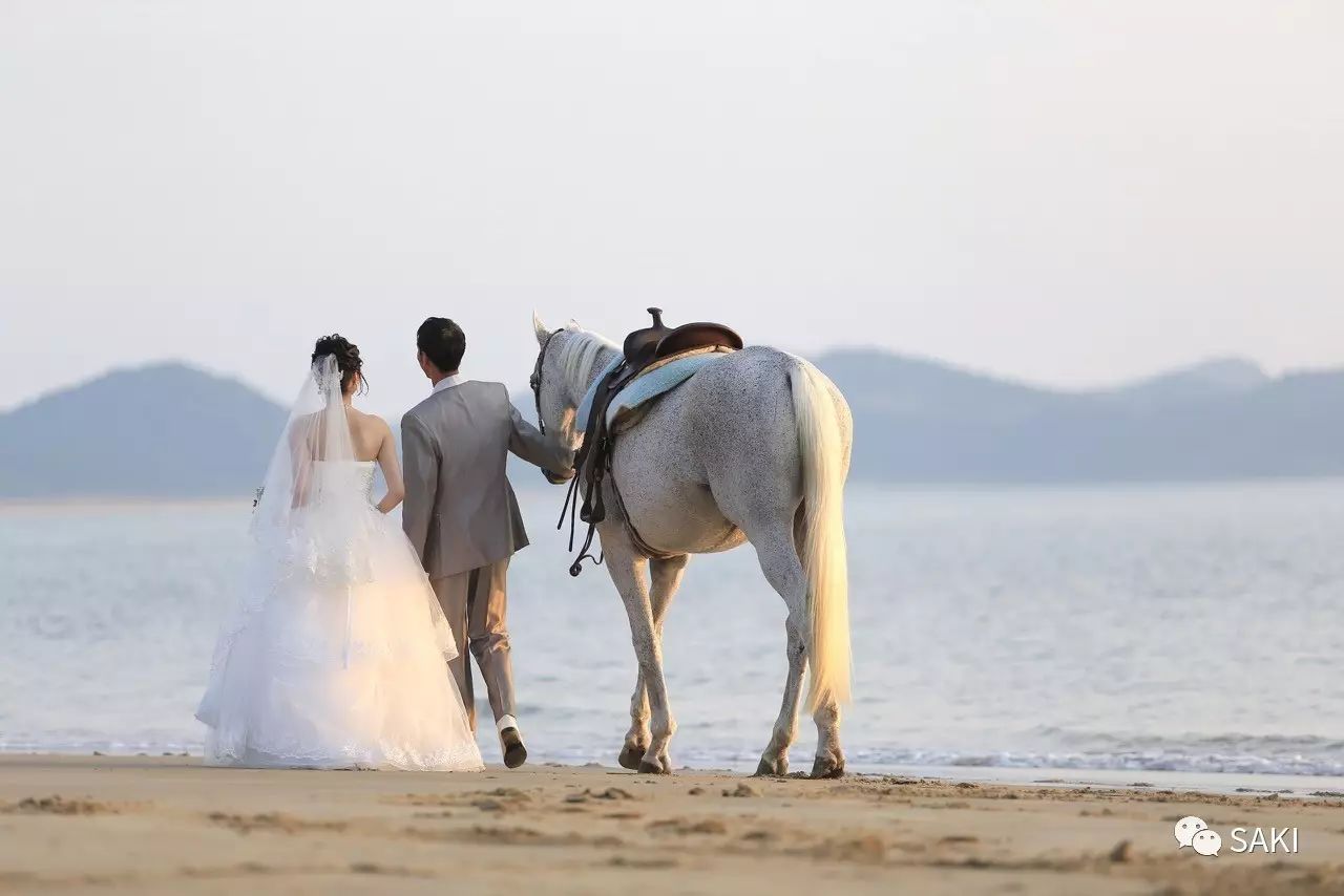 在海边骑马拍婚纱照