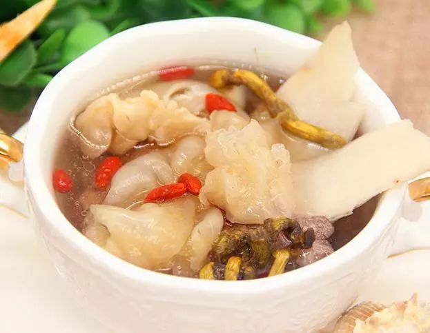 陈皮花胶炖瘦肉汤以陈皮配以养阴固肾的花胶炖猪瘦肉,汤味清润,有滋补