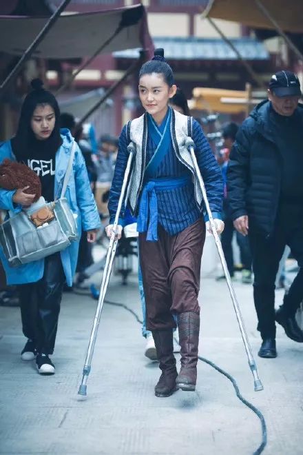赵丽颖妹妹,骨裂坚持完成打戏