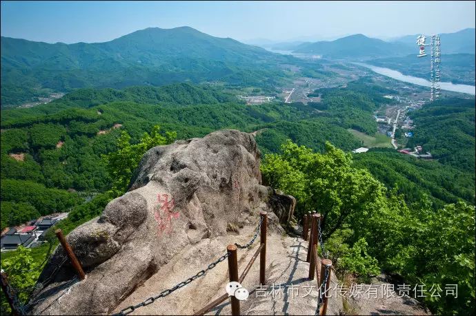龙潭山公园是吉林市四大名山之一,也是中国著名的城市森林公园.