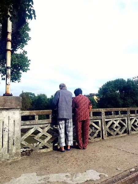八旬钻石婚老夫妻岁月同行:那么慢,那么美