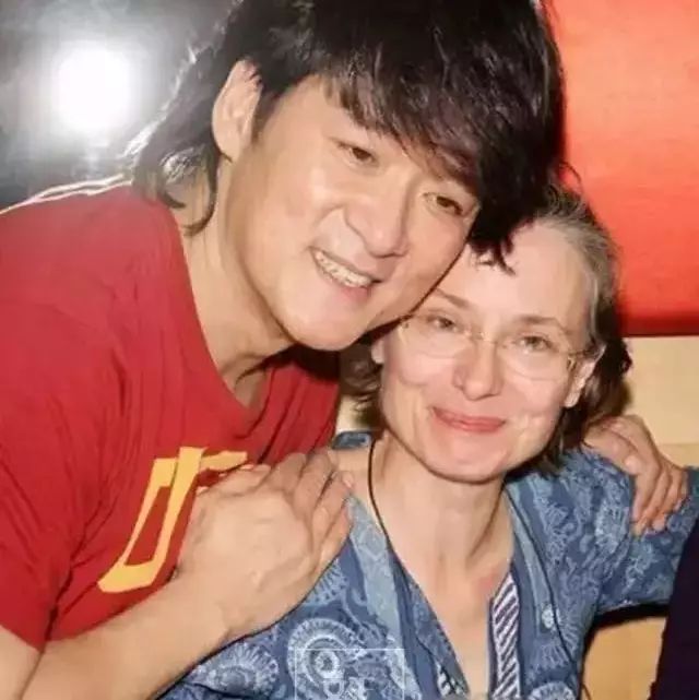 周华健早年出道,妻子患病满头白发,两人像母子,30年不离不弃!