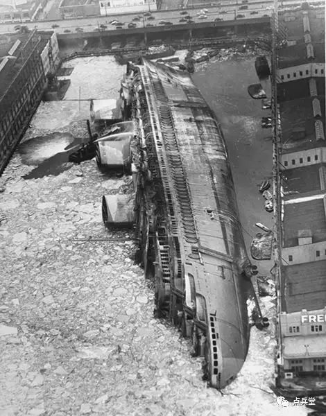 扑灭火灾后的诺曼底号,如同一头垂死的大象瘫倒在纽约港的码头内