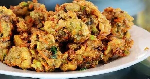 海蛎炸 海蛎炸是厦门特色小吃之,主要原料有海蛎,地瓜粉,青蒜,盐,五香