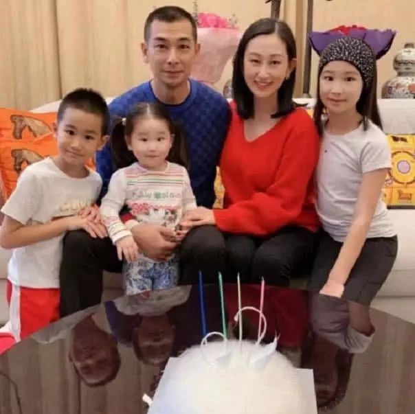 赵文卓庆祝妻子40岁生日,展现最高级的炫富,一家五口超幸福