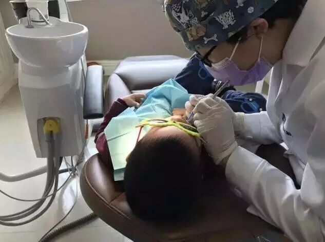 涨姿势！那些个牙齿涂氟啊、窝沟封闭啊，究竟是什么？