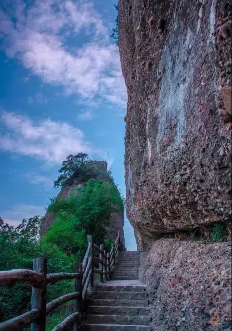 大,小剑山中断处, 两旁断崖峭壁. 峰峦似剑,两壁对峙如门.