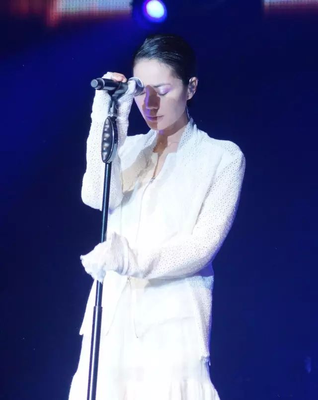 王菲综艺首秀:该跳广场舞的年纪,凭什么少女感十足?