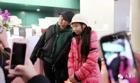 虹桥一姐身世曝光 网友:她合影的明星上百了