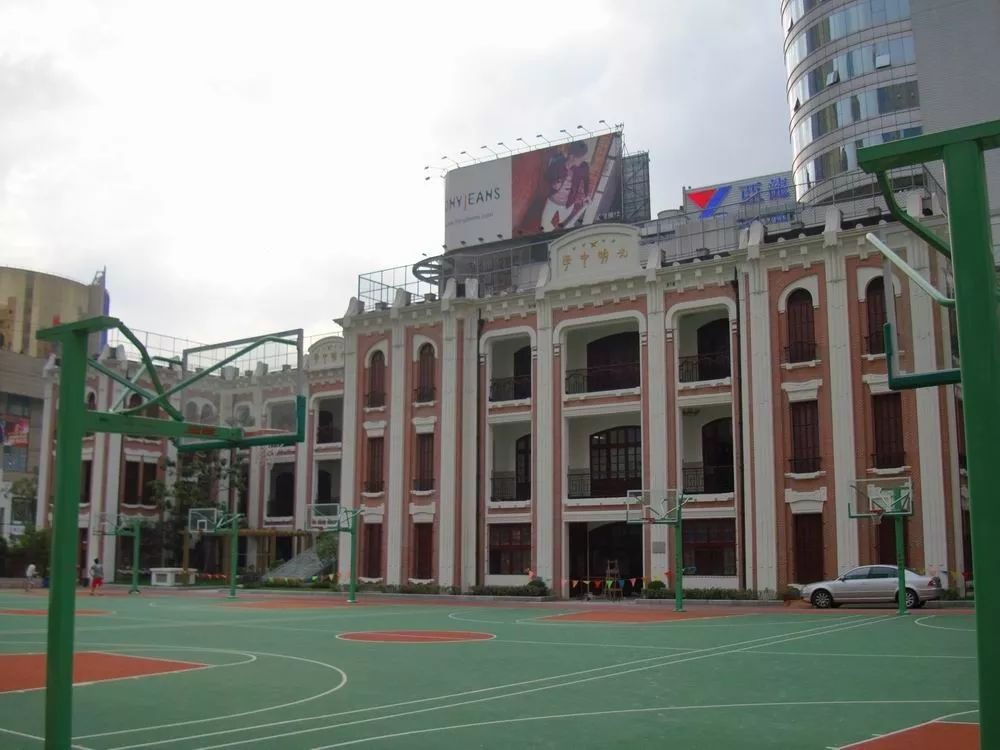 光明中学是沪上百年名校,上海市实验性示范性高中,前身为"中法中学"