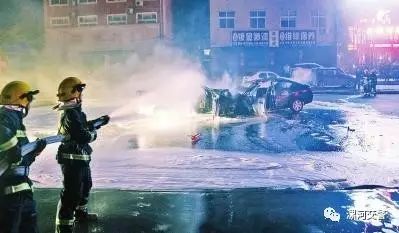 漯河两车相撞起火5人昏迷 餐厅老板2分钟紧急营救