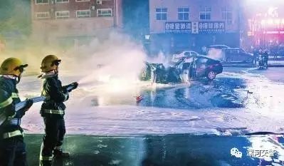 漯河兩車相撞起火5人昏迷 餐廳老板2分鐘緊急營(yíng)救