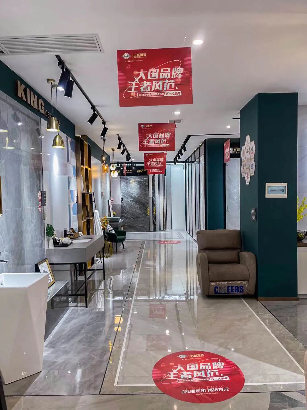 瓷砖选择千万种，只要王者陶瓷这一种！_2