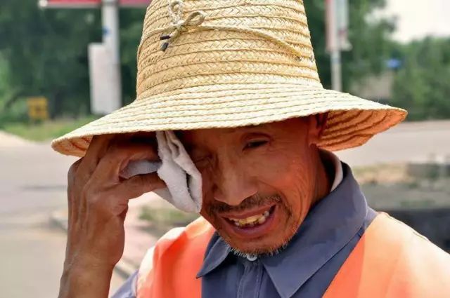 为在烈日炎炎下辛苦付出的环卫工人点赞吧