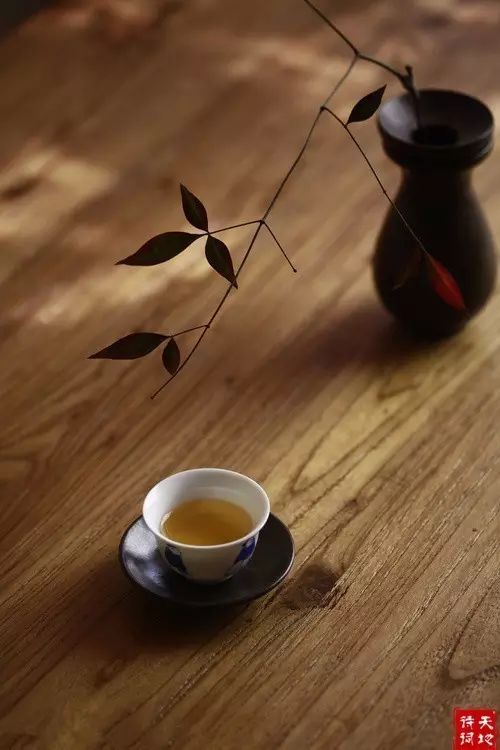 就像一杯茶,一本书,一知己…… "人生就像一杯茶,不会苦一辈子,总会苦
