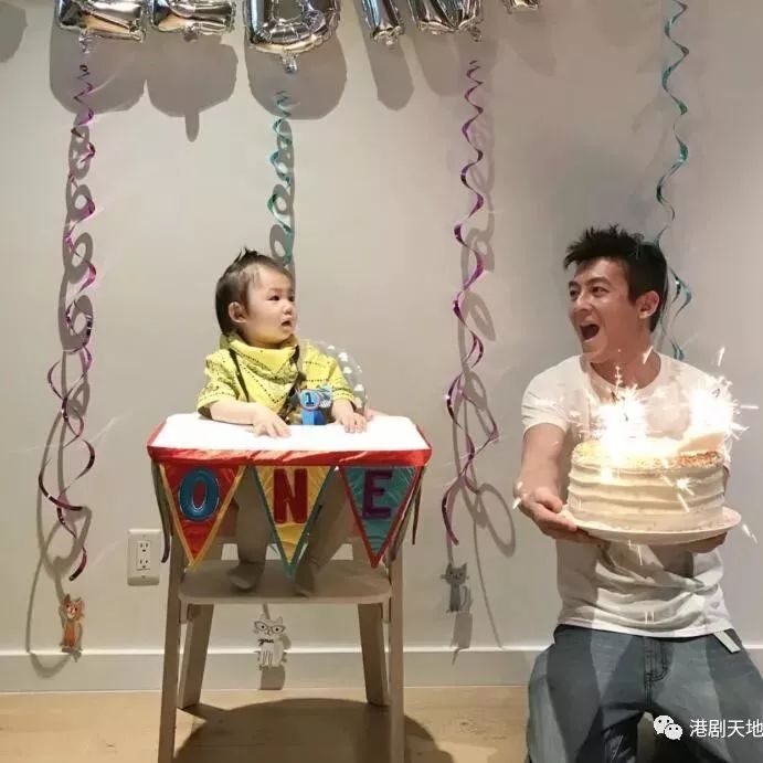 陈冠希手捧蛋糕为女儿庆祝一岁生日 与女儿互动超有爱