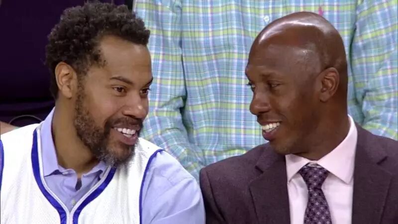 借此机会，当年的活塞五虎得以重聚，多少球迷为这一幕红了眼眶……