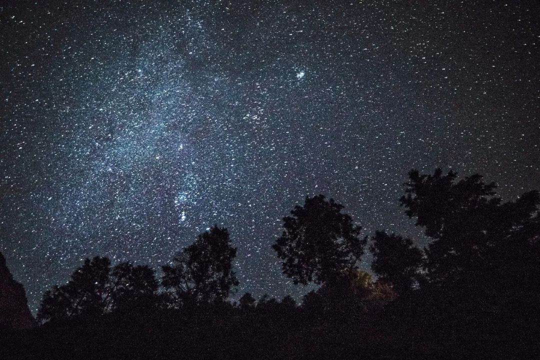 夜晚泡泉可仰望山巅繁星满天