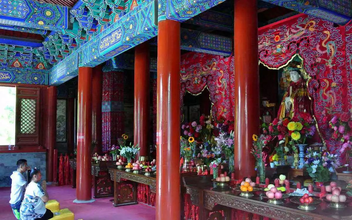 旋子彩画(北京北顶娘娘庙)次等的是旋子彩画,其特点是单括形的箍头