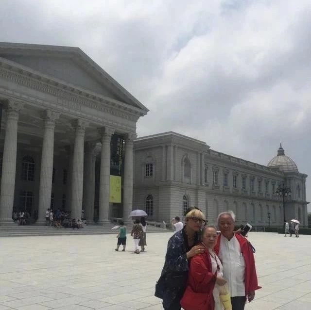 46岁陈志朋重回“尔泰”模样,陪父母旅游搞怪合影