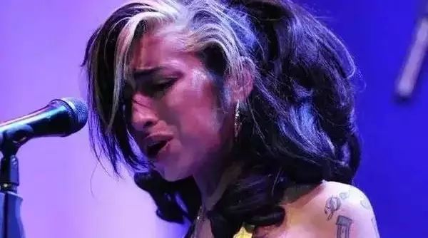 Amy Winehouse丨下辈子不要嗑药,不要爱上一个人,求你!