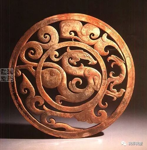 西汉-龙凤纹重环玉佩▼值得我们雕塑工作者好好揣摩上面的纹饰雕刻