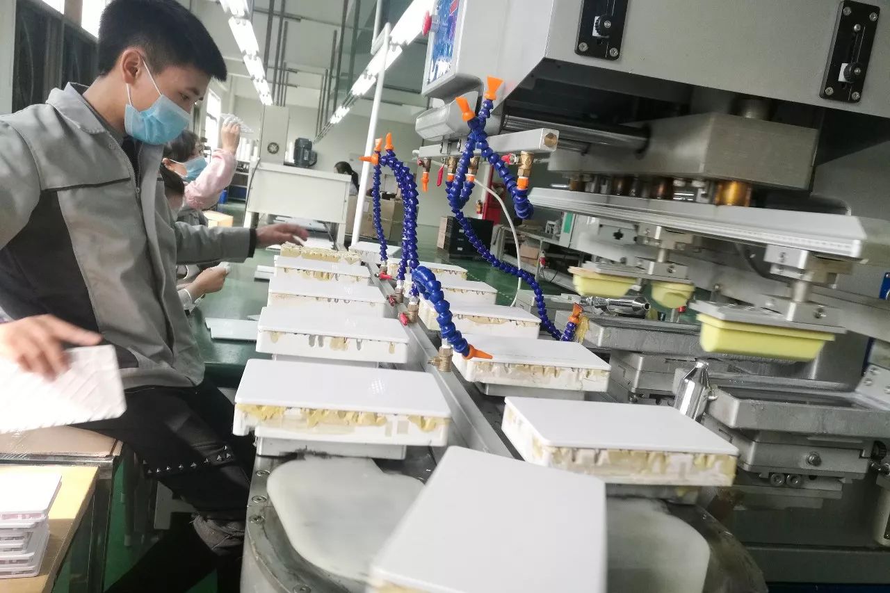 在峰悦塑塑胶厂内,技术工人正自动化设备前作业