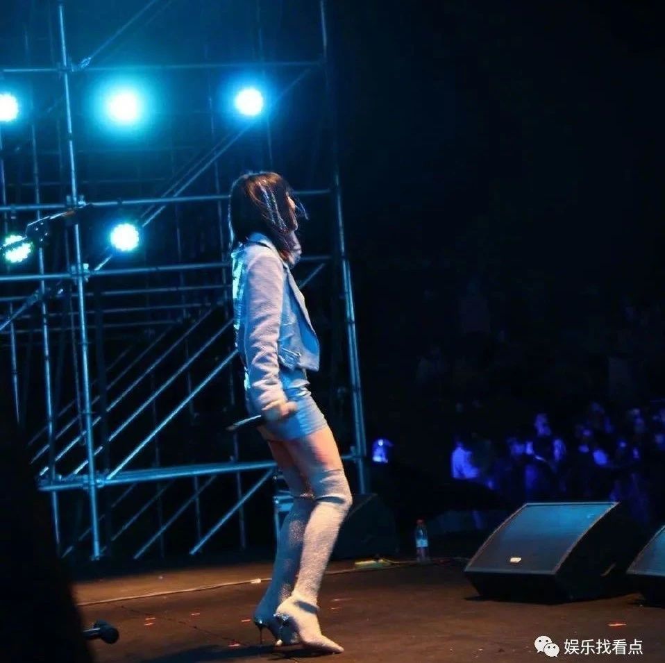 黄玲表演中意外摔下舞台,哭着同观众道歉并完成表演,摔得好重啊