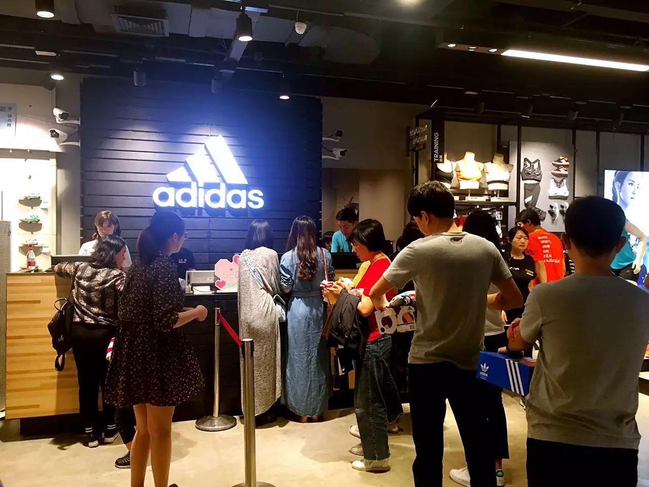 yy 新店 | adidas全品类旗舰店绽放杭州大厦,开业大促,爱要溢起来!